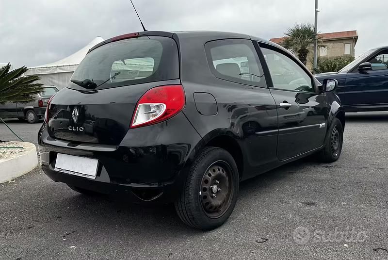Usata Renault Clio II 75 CV (55 kW) 2010 Nero Berlina