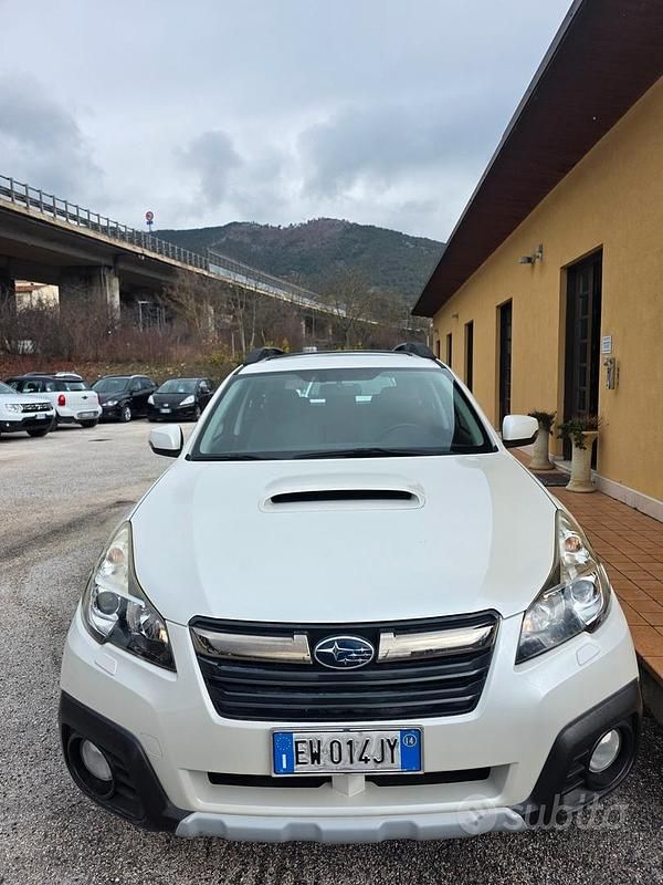 Usado Subaru Outback Trend 150 CV (110 kW) 2014 Blanco Familiar