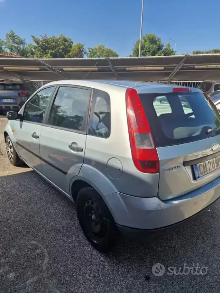 Usata Ford Fiesta 75 CV (55 kW) 2003 Grigio Utilitaria