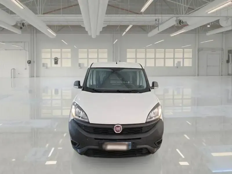 Usata Fiat Doblò 104 CV (76 kW) 2022 Bianco Monovolume