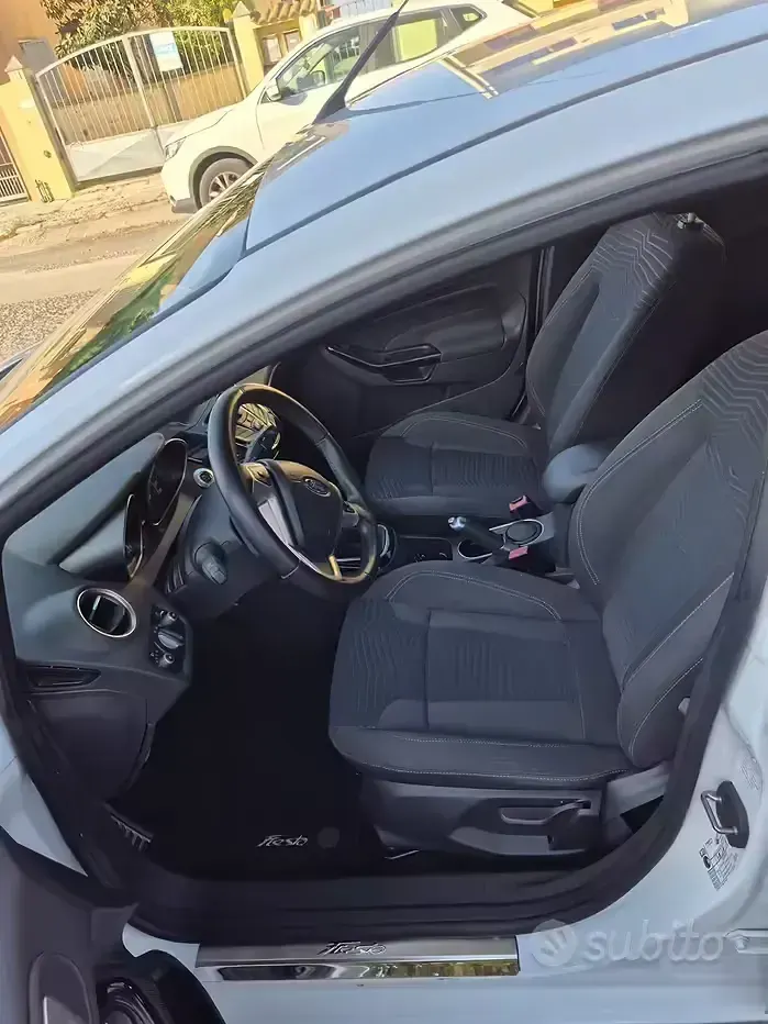 Usata Ford Fiesta 75 CV (55 kW) 2013 Bianco Berlina