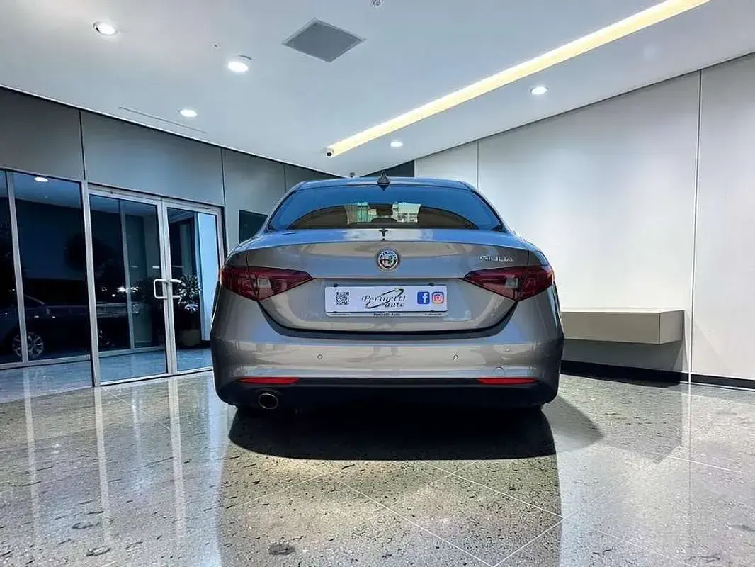 Usata Alfa Romeo Giulia 150 CV (110 kW) 2017 Argento Berlina