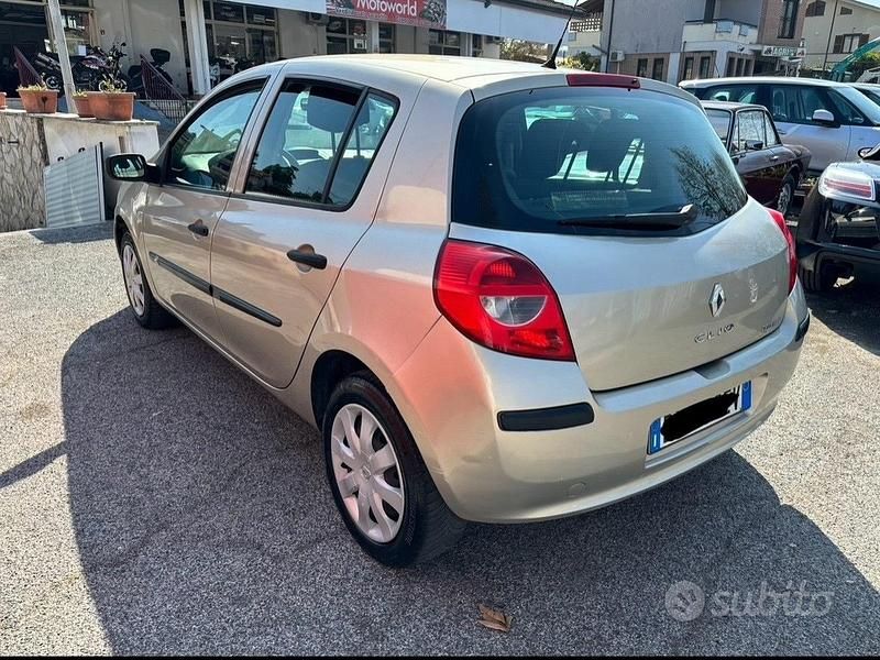 Usata Renault Clio II 67 CV (49 kW) 2007 Beige Berlina