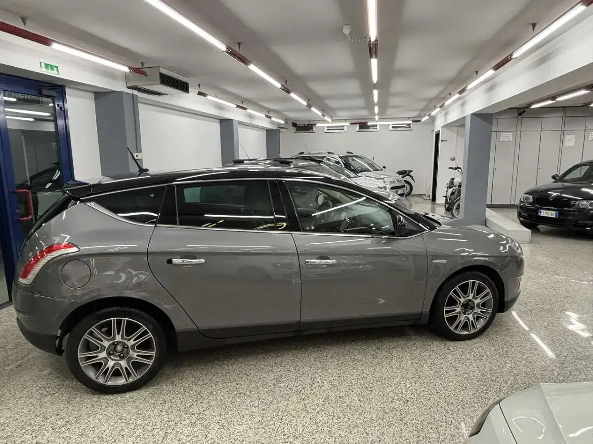 Usata Lancia Delta 120 CV (88 kW) 2011 Grigio Utilitaria
