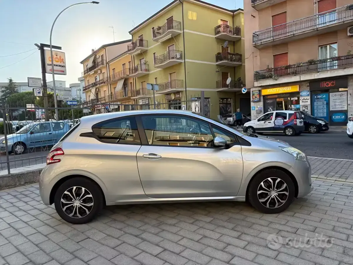 Usata Peugeot 208 Active 82 CV (60 kW) 2014 Grigio Utilitaria
