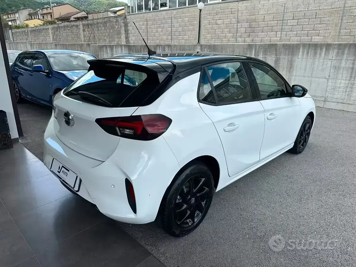 Usata Opel Corsa S 101 CV (74 kW) 2023 Arktis white tetto nero Utilitaria