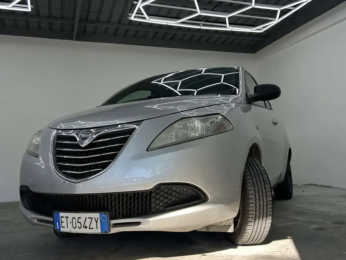 Usata Lancia Ypsilon 95 CV (69 kW) 2015 Argento Utilitaria