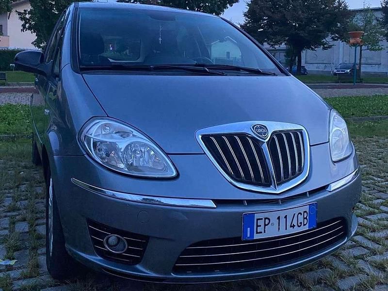 Usata Lancia Musa 95 CV (69 kW) 2012 Grigio Monovolume