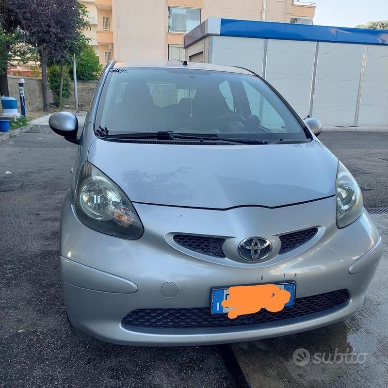 Usata Toyota Aygo 67 CV (49 kW) 2007 Grigio Utilitaria