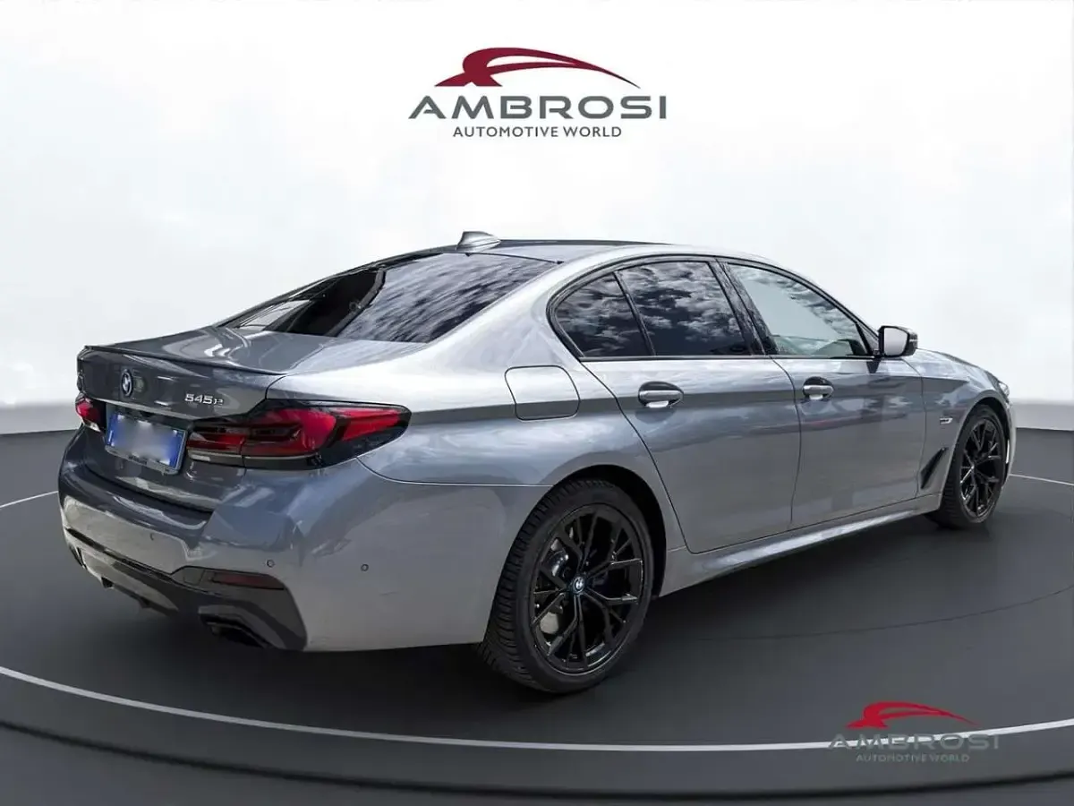 Usata BMW 545e M Sport 394 CV (289 kW) 2022 Grigio Berlina