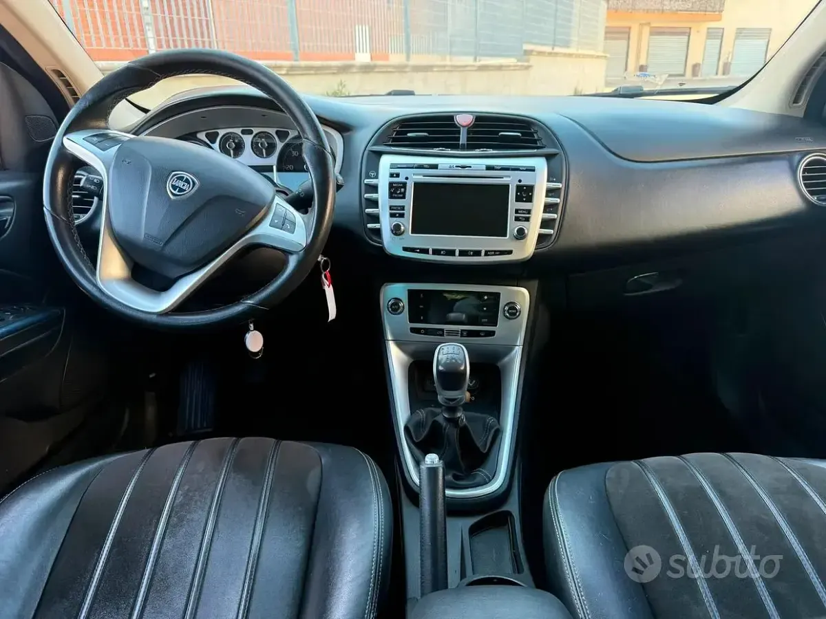 Usata Lancia Delta Gold 120 CV (88 kW) 2012 Marrone Utilitaria