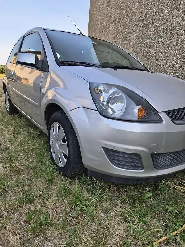 Usata Ford Fiesta Ghia 75 CV (55 kW) 2007 Utilitaria