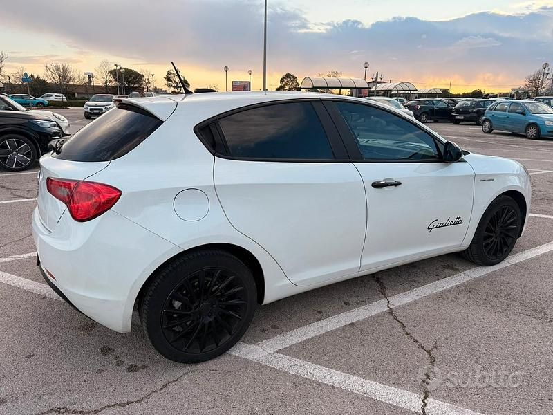 Usata Alfa Romeo Giulietta Progression 105 CV (77 kW) 2011 Bianco Utilitaria