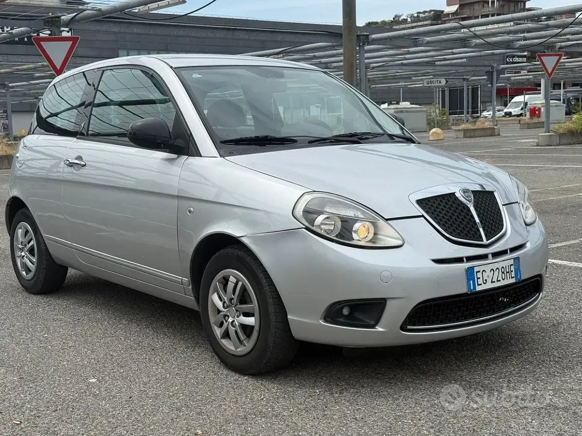 Usata Lancia Ypsilon 75 CV (55 kW) 2011 Grigio Utilitaria
