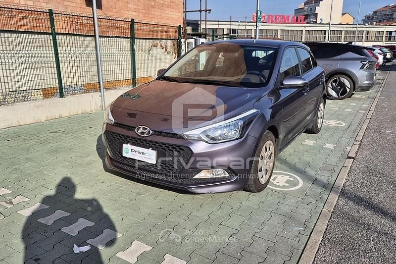 Gray Usata 2016 Hyundai i20 Comfort Berlina | 7800 € (Buon prezzo) - Immagine 1/4