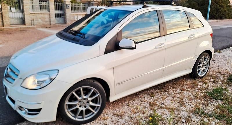 Usata Mercedes B180 Premium 2011 Bianco Monovolume