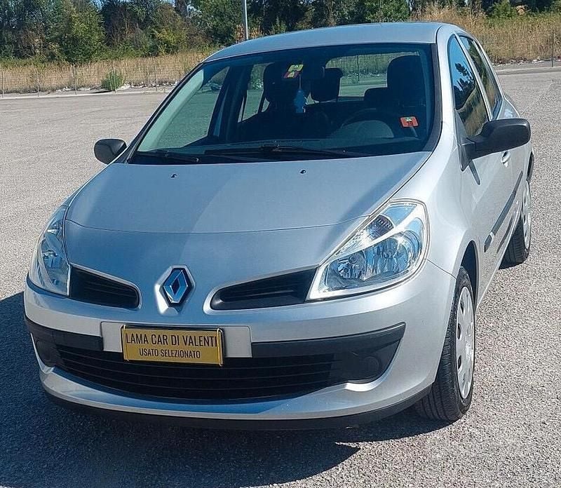 Usata Renault Clio II 75 CV (55 kW) 2007 Grigio Berlina