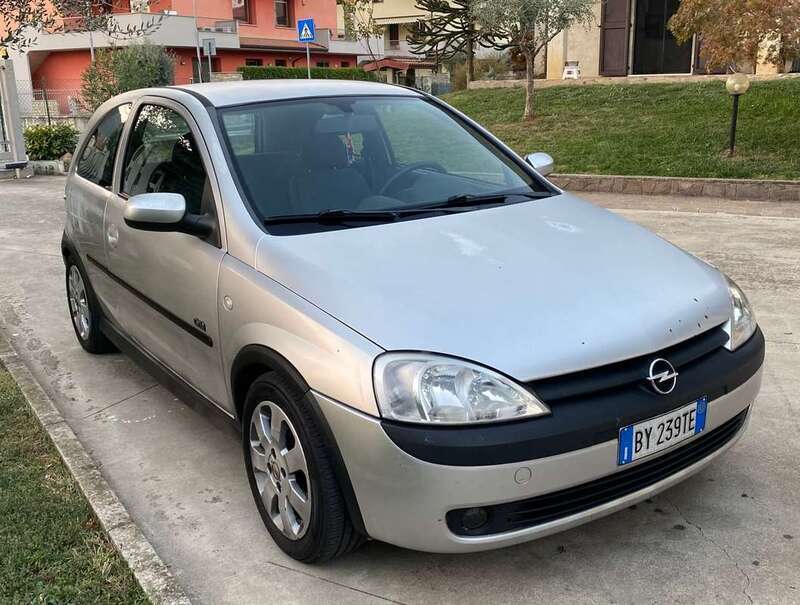 Usato 2002 Opel Corsa 1.8 Benzin 125 CV (1.700 €)