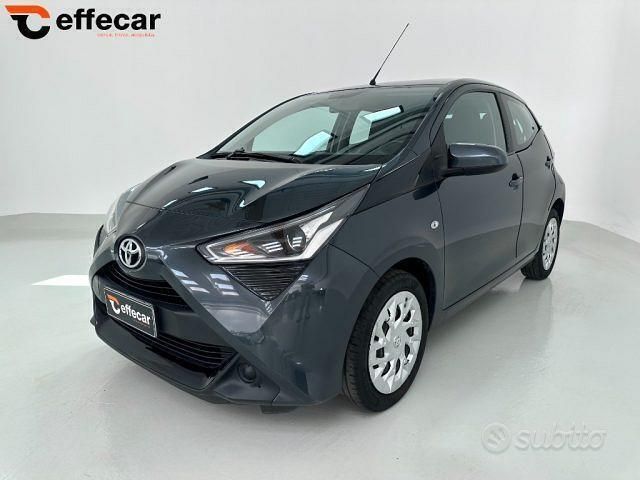 Grigio scuro Usata 2019 Toyota Aygo Connect Style Due volumi | 11.500 € (Buon prezzo) - Immagine 1/4