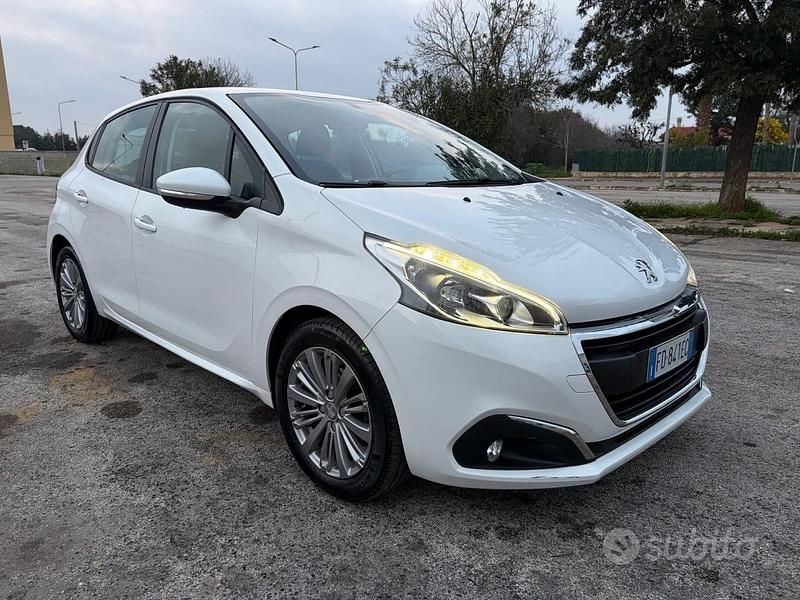 Bianco Usata 2016 Peugeot 208 Due volumi | 6800 € (Buon prezzo) - Immagine 1/4