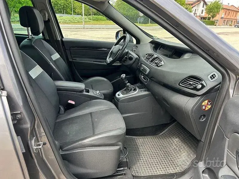 Käytetty Renault Scénic 110 HP (80 kW) 2014 Harmaa Tila-auto