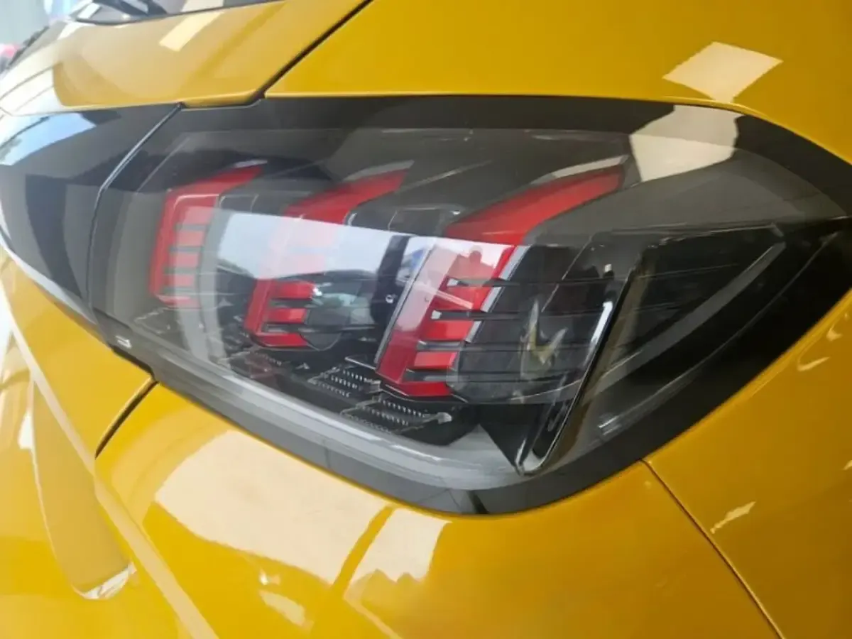 Usata Peugeot 208 Active 75 CV (55 kW) 2021 Giallo Utilitaria