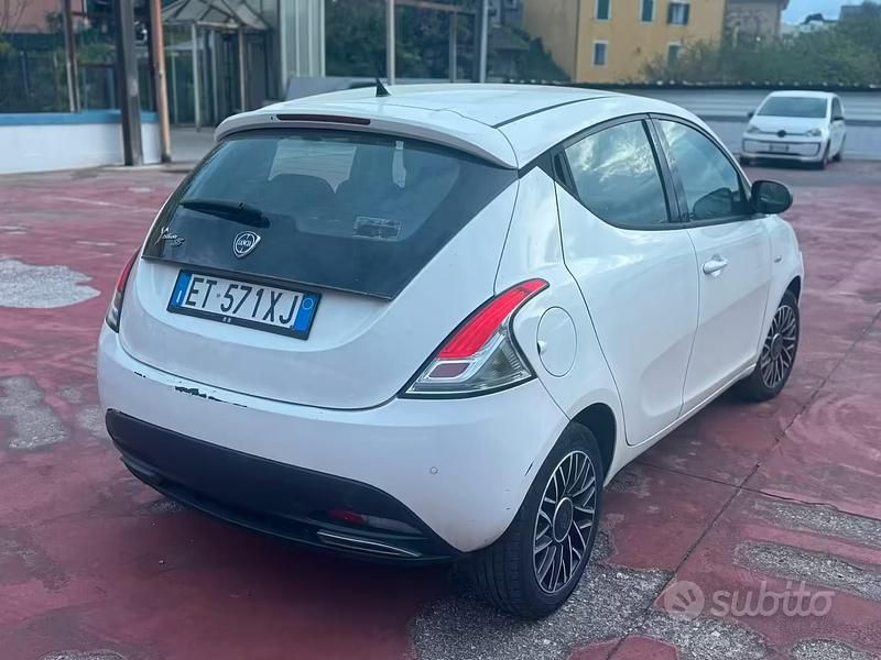 Usata Lancia Ypsilon 95 CV (69 kW) 2013 Bianco Utilitaria