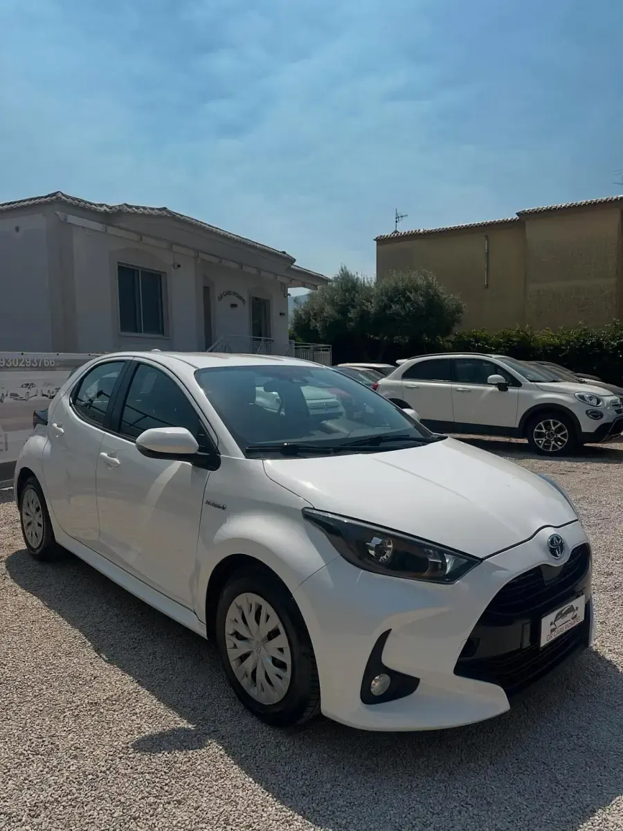 Usata Toyota Yaris Hybrid Lounge 116 CV (85 kW) 2020 Bianco Berlina
