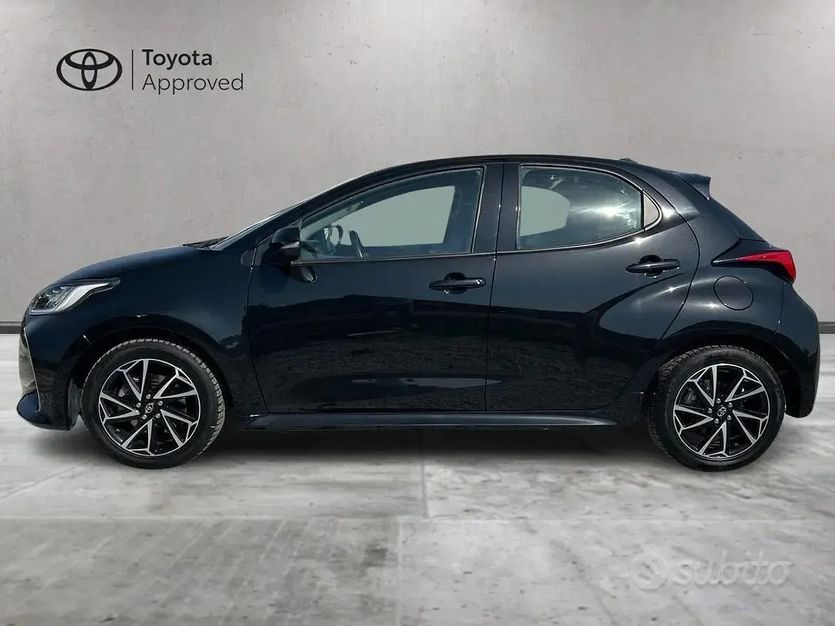 Usata Toyota Yaris Hybrid Lounge 92 CV (67 kW) 2023 Nero Berlina