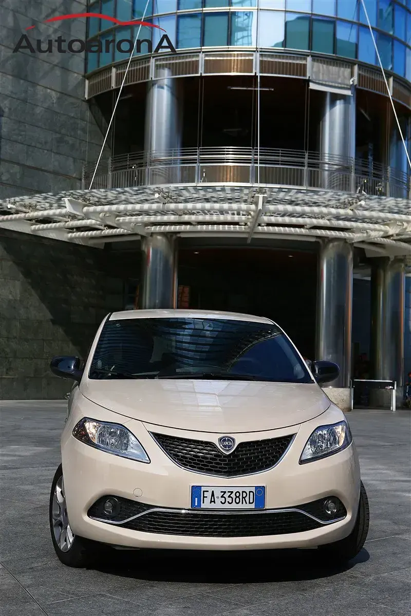 Usata Lancia Ypsilon 69 CV (50 kW) 2016 Grigio argento met. Utilitaria