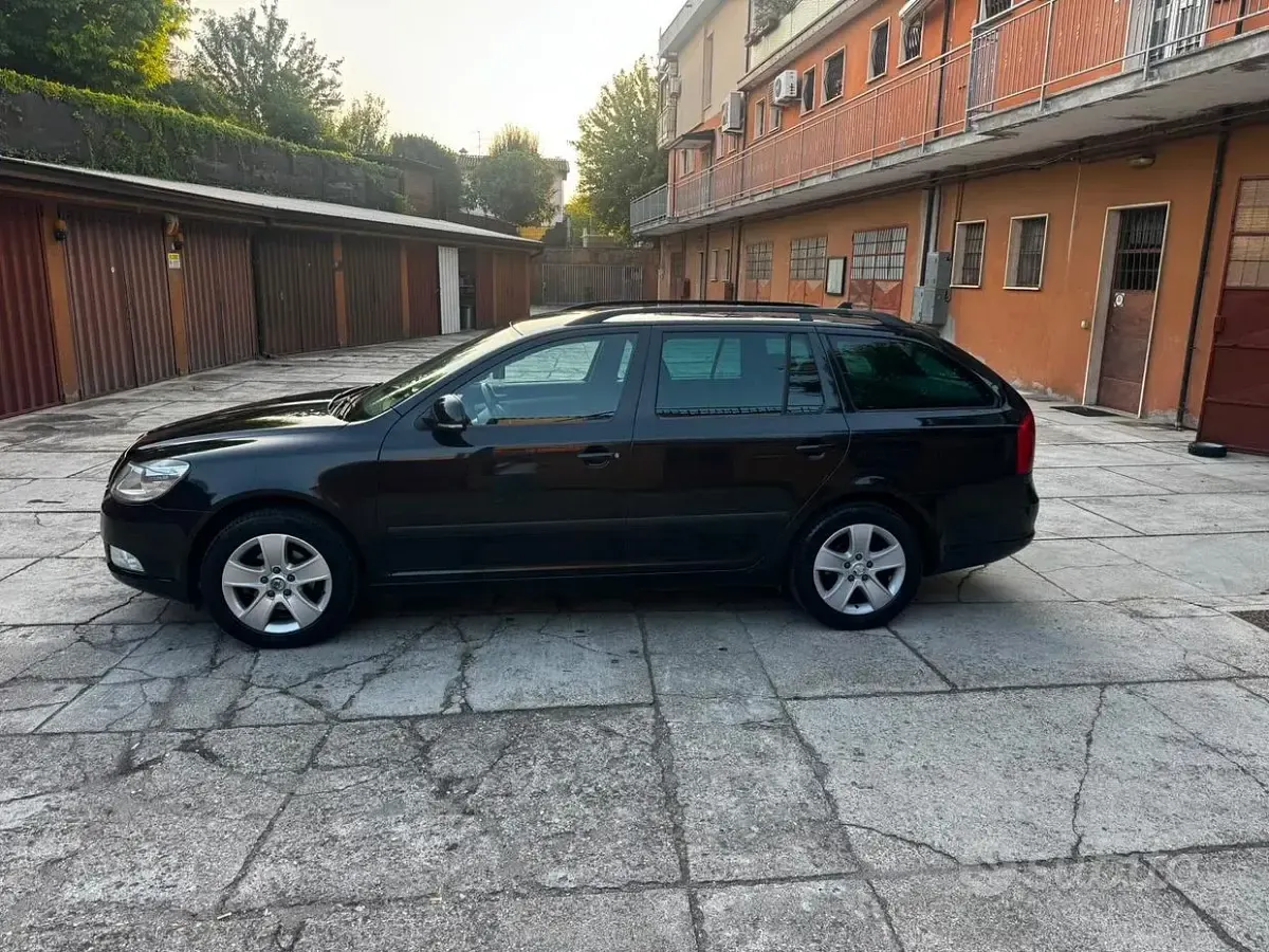 Usata Skoda Octavia Elegance 105 CV (77 kW) 2012 Nero Station wagon