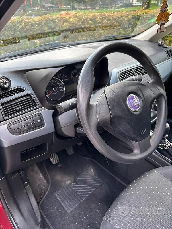 Usata Fiat Grande Punto 65 CV (47 kW) 2011 Rosso Utilitaria