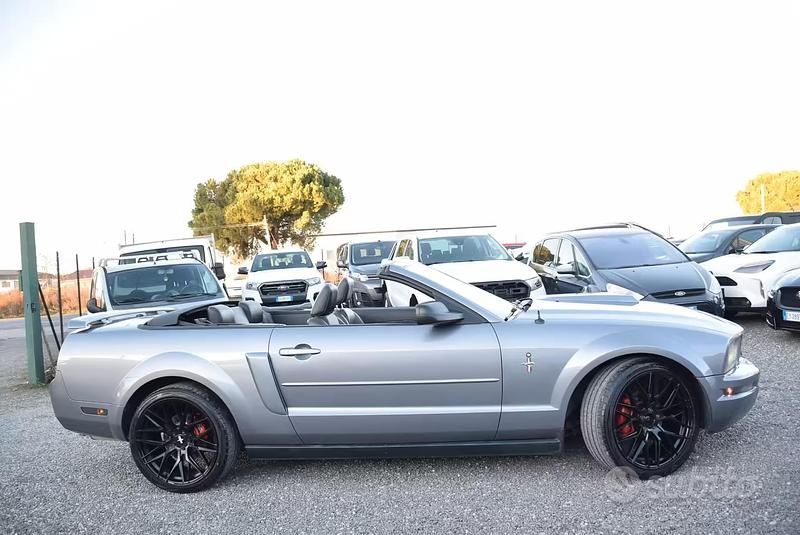 Usata Ford Mustang GT 213 CV (156 kW) 2007 Grigio Cabrio