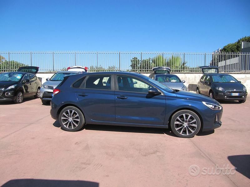 Blu Usata 2018 Hyundai i30 Style Tre volumi | 9800 € (Buon prezzo) - Immagine 1/4