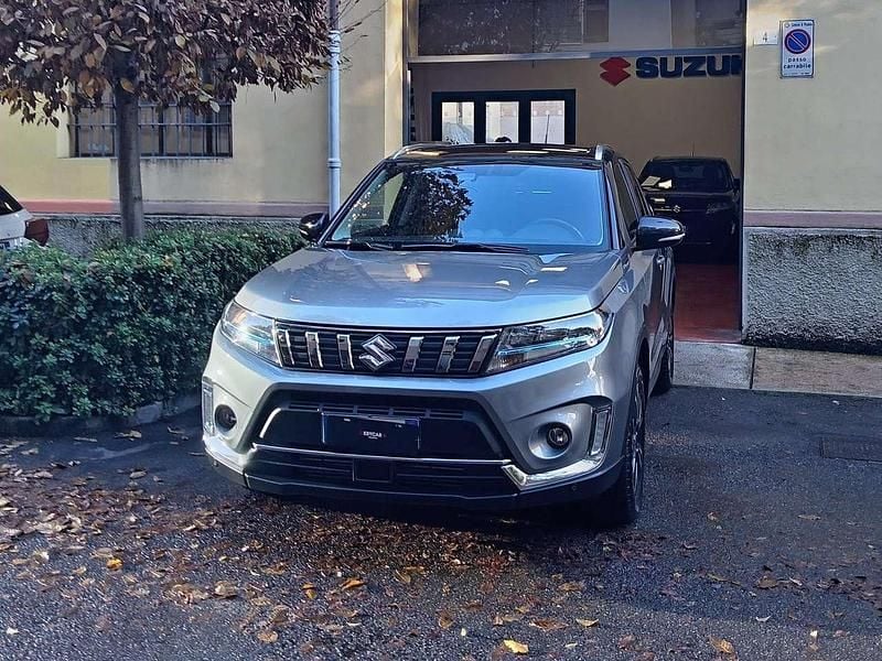 Grigio londra/tetto nero Usata 2023 Suzuki Vitara SUV | 22.000 € (Cara) - Immagine 1/4