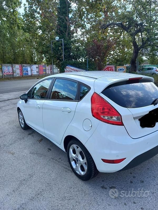 Usata Ford Fiesta 97 CV (71 kW) 2012 Bianco Utilitaria