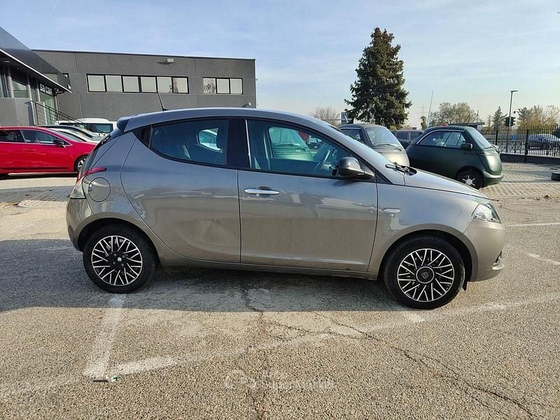 Usata Lancia Ypsilon 69 CV (50 kW) 2024 Grigio Utilitaria