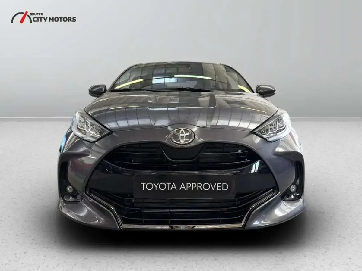 Ny Toyota Yaris Hybrid Lounge 131 HK (96 kW) 2026 Grå Sedan