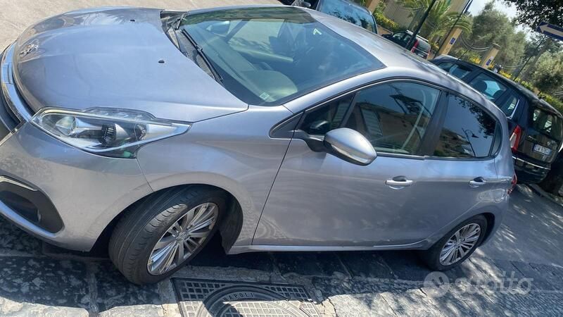 Usata Peugeot 208 102 CV (75 kW) 2019 Grigio Utilitaria