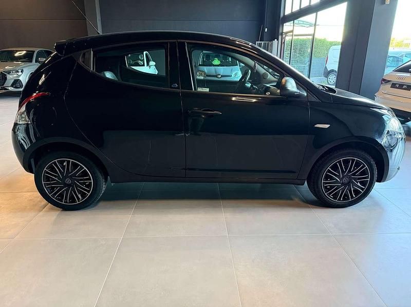 Usata Lancia Ypsilon 69 CV (50 kW) 2018 Nero Utilitaria