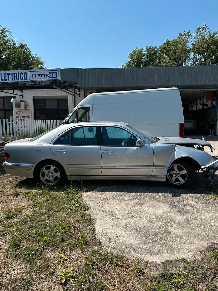 Usata Mercedes E220 Avantgarde 143 CV (105 kW) 2003 Grigio Berlina