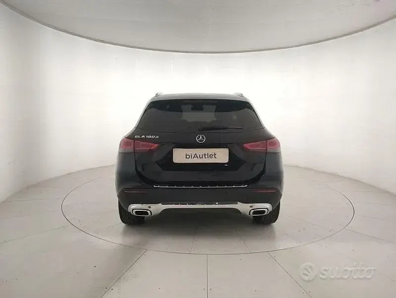 Käytetty Mercedes GLA180 116 HP (85 kW) 2022 Musta Katumaasturi