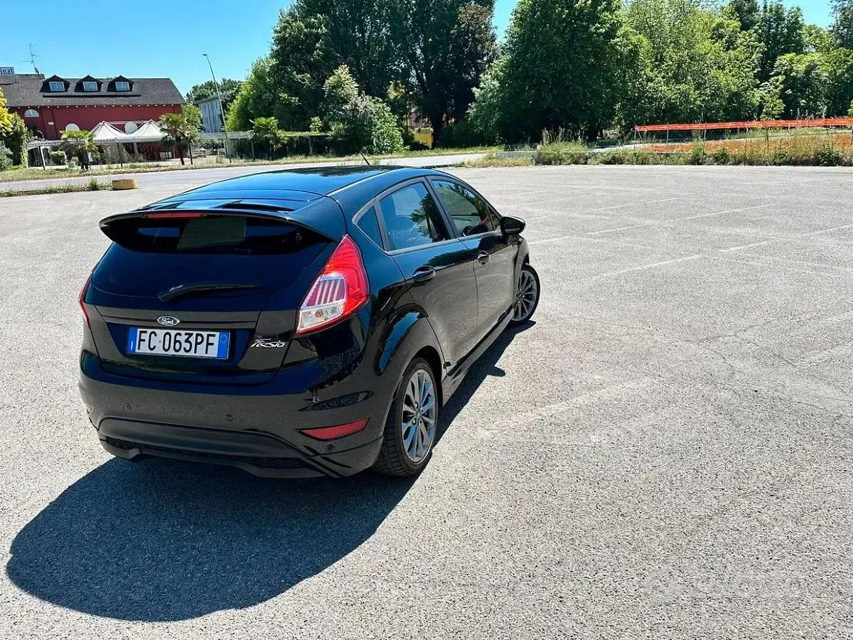 Usata Ford Fiesta 75 CV (55 kW) 2017 Nero Utilitaria