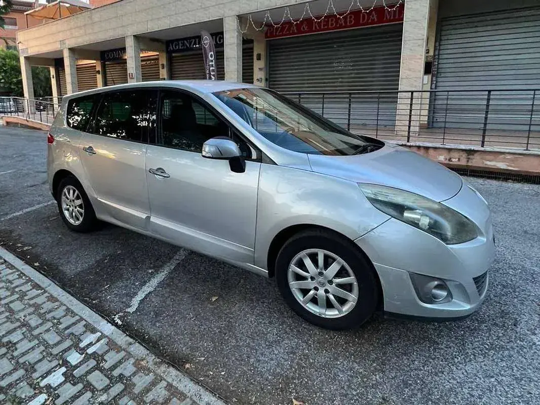 Usata Renault Scénic 110 CV (80 kW) 2011 Argento Monovolume