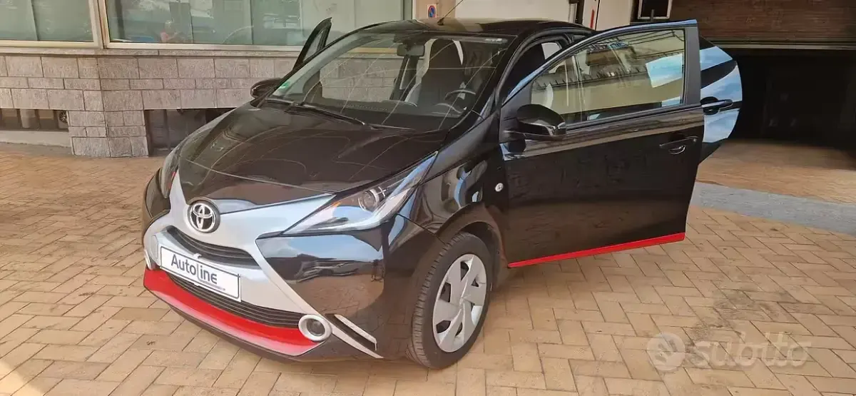 Usata Toyota Aygo 69 CV (50 kW) 2017 Nero Utilitaria