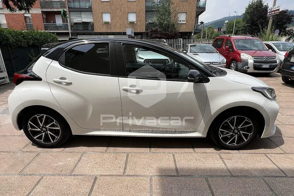 Usata Toyota Yaris Hybrid Lounge 92 CV (67 kW) 2022 Bianco Berlina