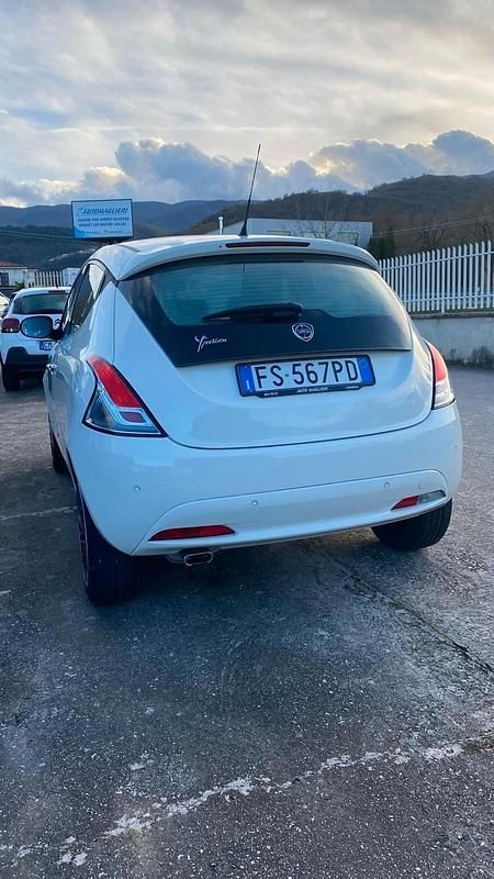 Usata Lancia Ypsilon Gold 69 CV (50 kW) 2018 Bianco Utilitaria