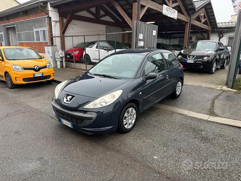 Grigio Usata 2011 Peugeot 206 Tre volumi | 4990 € (Cara) - Immagine 1/4
