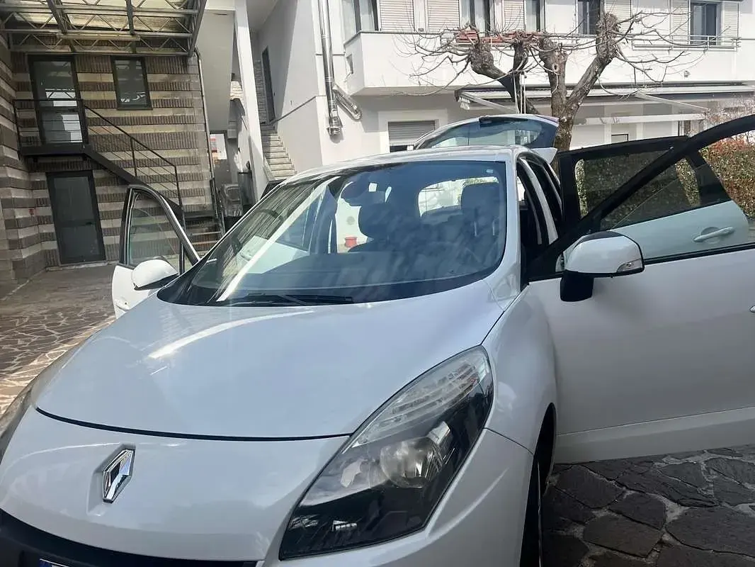 Usata Renault Scenic E-Tech Luxe 131 CV (96 kW) 2011 Monovolume