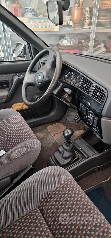 Usata Renault 19 77 CV (56 kW) 1994 Verde Berlina